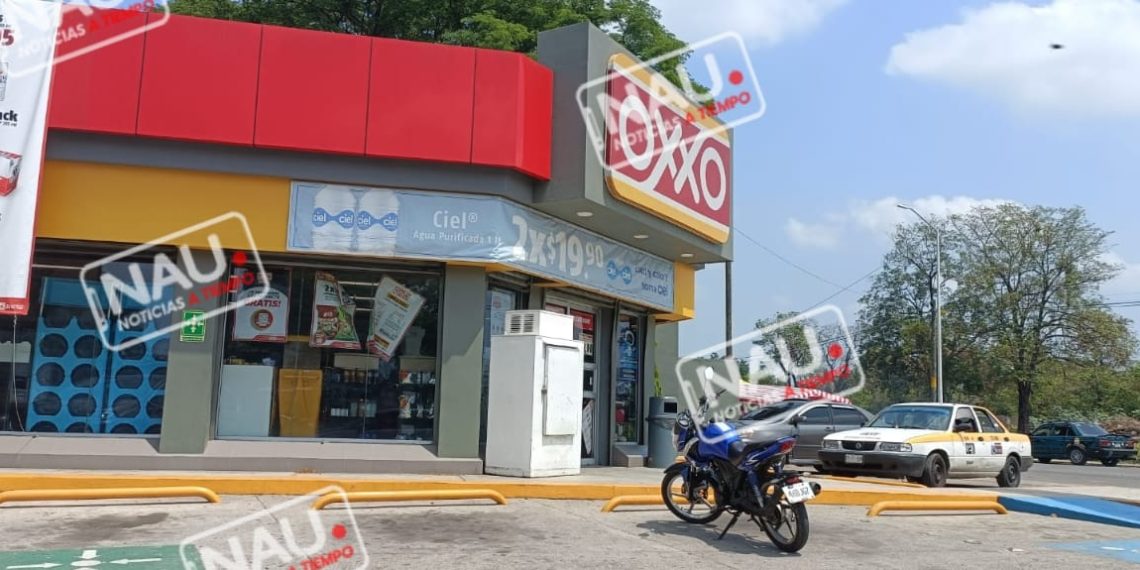 Asaltan tienda Oxxo del par Vial y callejón del Internado.