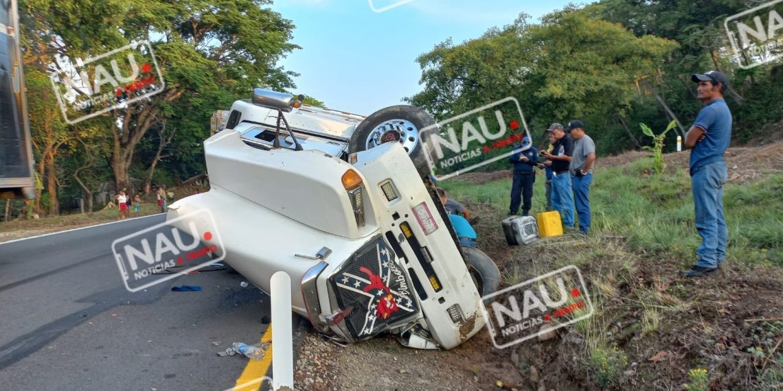 Tráiler se voltea rumbo a Ciudad Hidalgo.