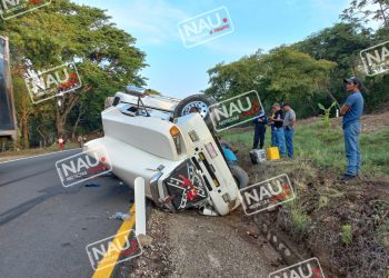 Tráiler se voltea rumbo a Ciudad Hidalgo.