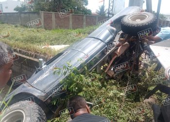 Choque deja vehículo volcado