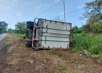 Vuelca camión que transportaba cartón