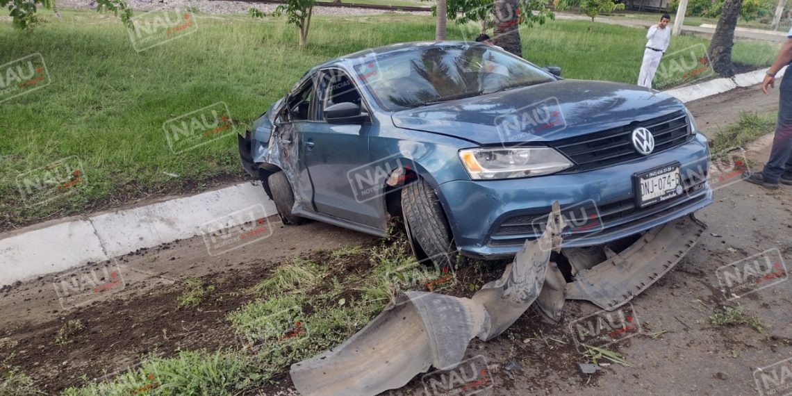 Vehículo se sale de la cinta asfáltica