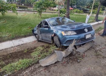 Vehículo se sale de la cinta asfáltica