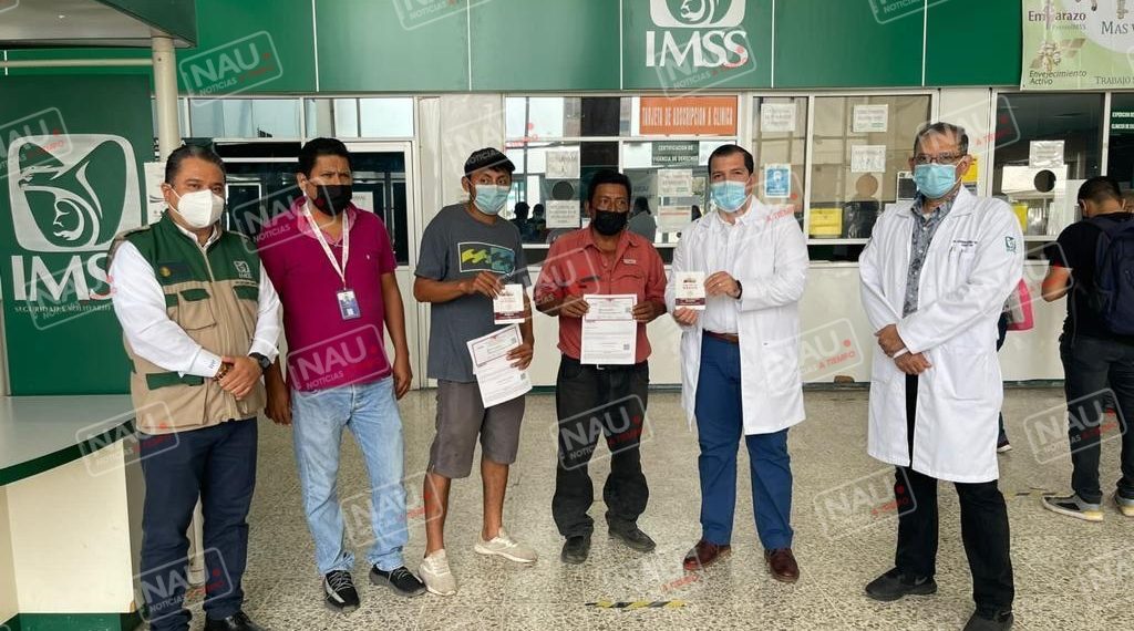 Afilia IMSS a los dos primeros trabajadores guatemaltecos que recibirán los beneficios de la seguridad social