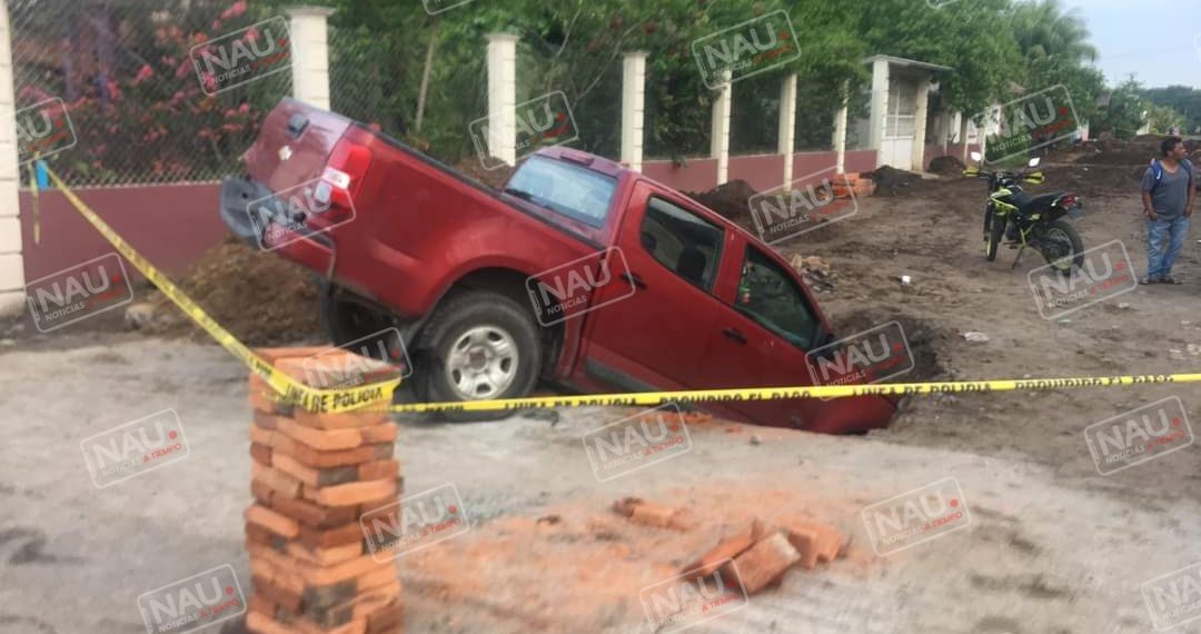 Por falta de señalamiento cae camioneta a un Drenaje