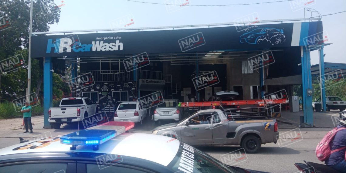 Lava autos atropella a dos motociclistas