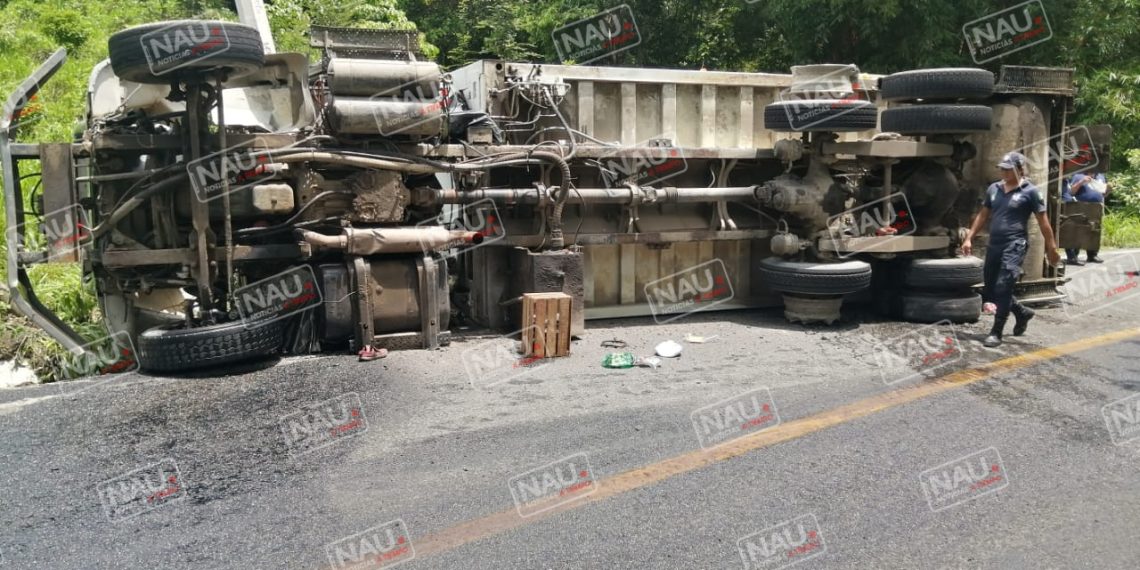 Vuelca camión de basura en Huixtla