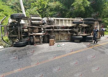 Vuelca camión de basura en Huixtla