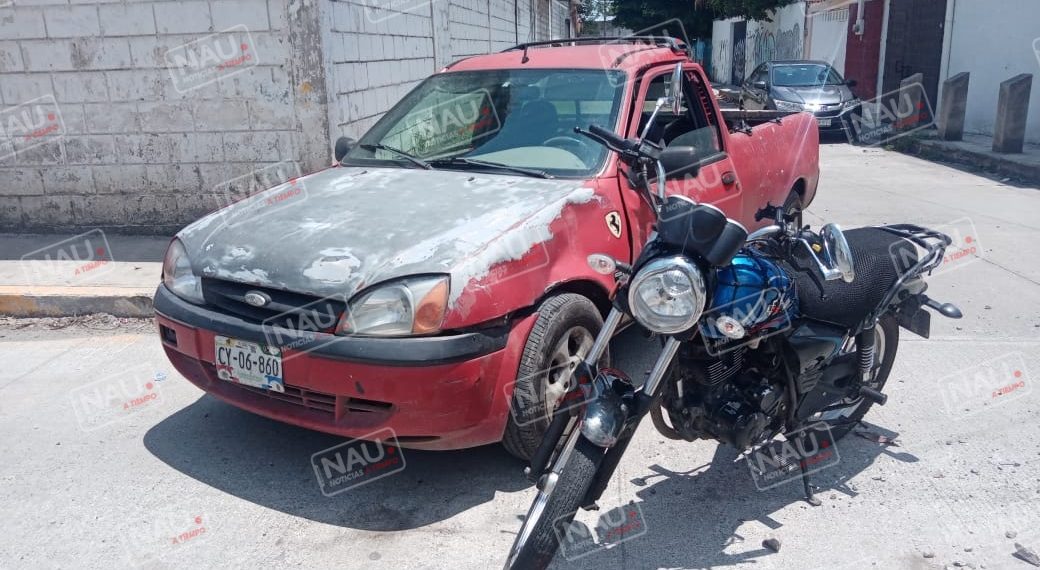 Solo daños en choque de motocicleta y carro