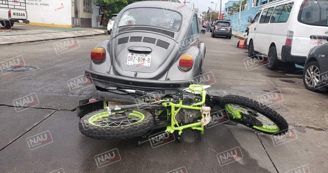 Vocho derriba a motociclista