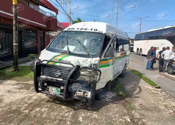 Combi se estrella por alcance contra un vehículo
