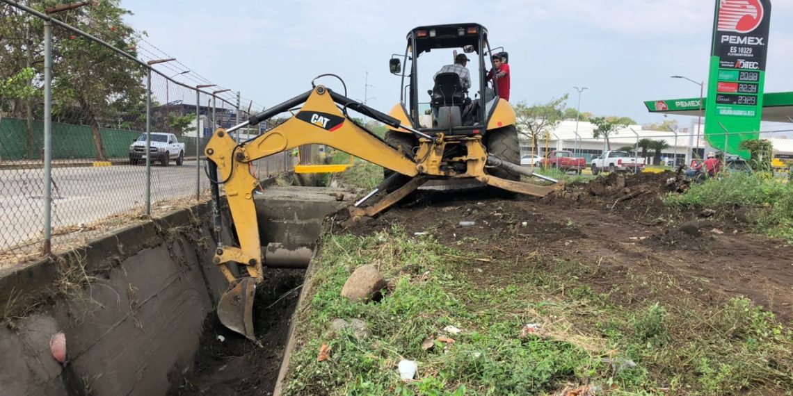 DESAZOLVAN DRENES Y ALCANTARILLAS EN TAPACHULA