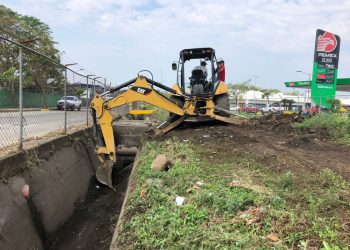 DESAZOLVAN DRENES Y ALCANTARILLAS EN TAPACHULA