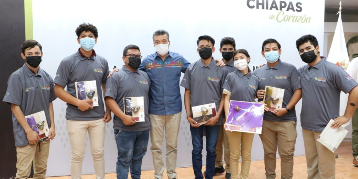 Se reúne Rutilio Escandón con estudiantes del Cecytech que acudirán a Campeonato Mundial de Robótica 2022