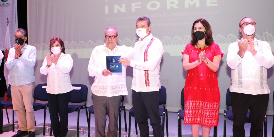 Asiste Rutilio Escandón al Primer Informe de Actividades de la Rectoría de la Unicach