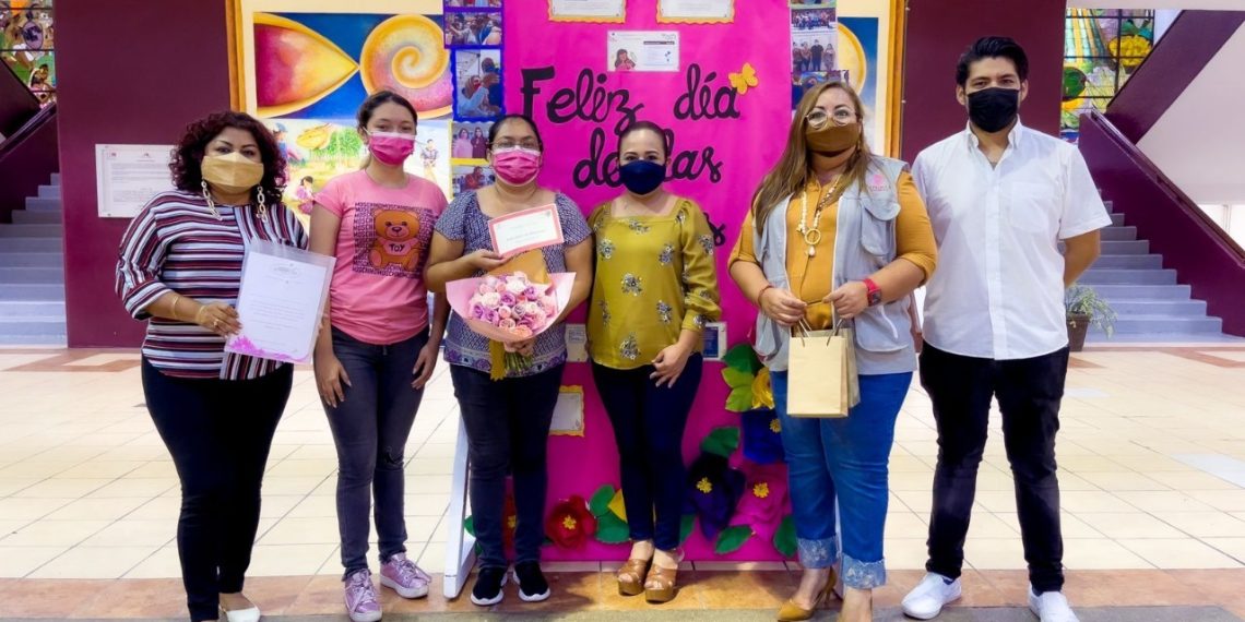 PREMIAN A GANADORAS DEL CONCURSO POSDATA, MAMÁ TE AMO