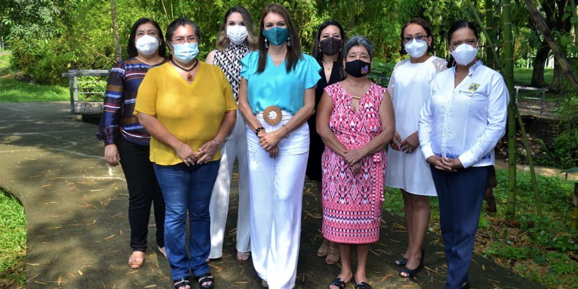 ROSY URBINA FELICITA A LAS MADRES DE TAPACHULA