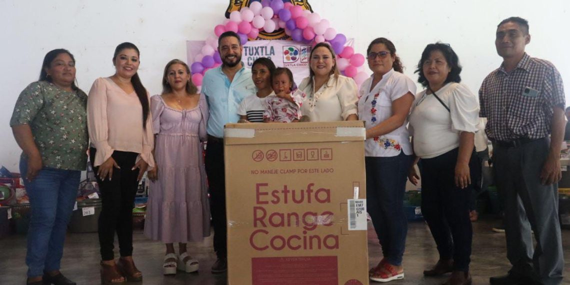 Con Mariachis, marimba, sorpresas y regalos, festejo Julio Gamboa a las mamás tuxtlachiquenses