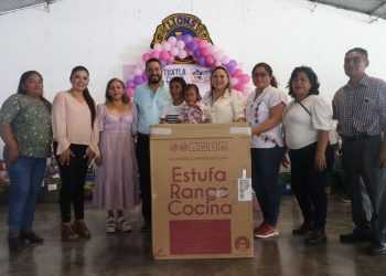 Con Mariachis, marimba, sorpresas y regalos, festejo Julio Gamboa a las mamás tuxtlachiquenses