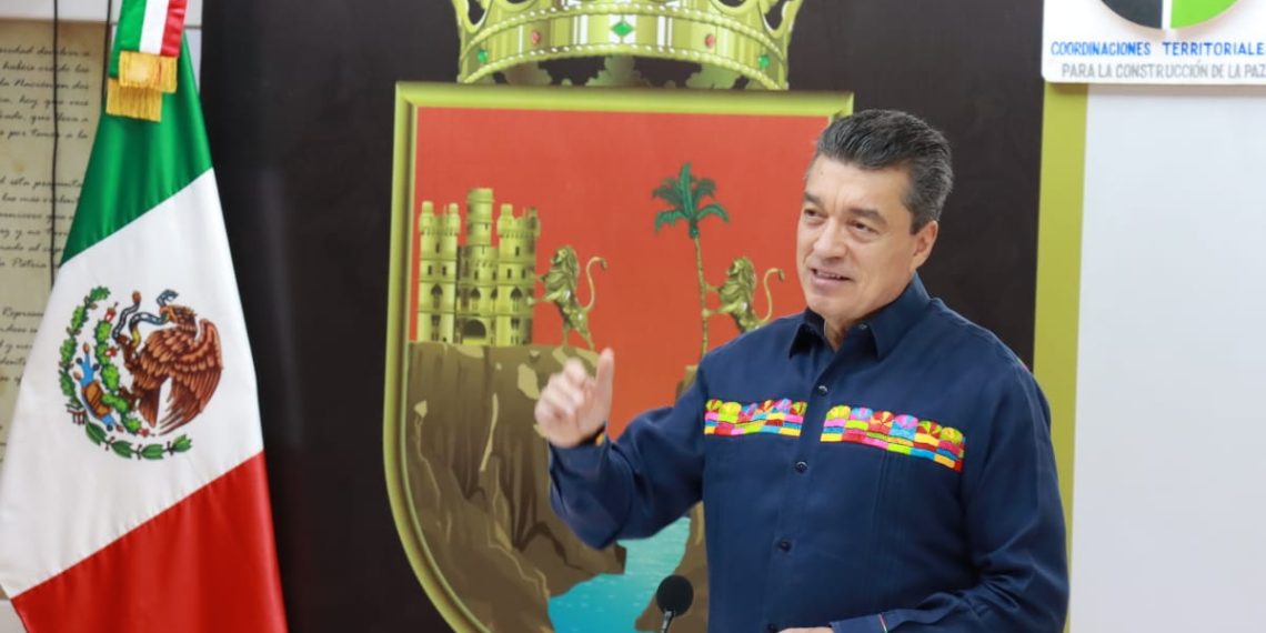 Rutilio Escandón felicita y reconoce a las madres chiapanecas, en su día