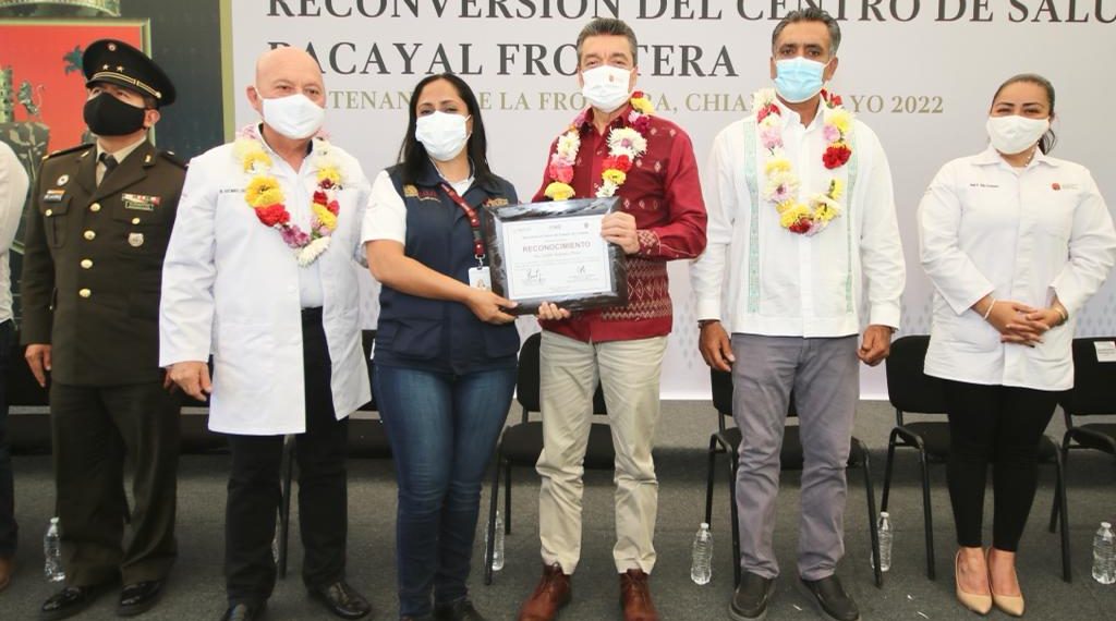 Rutilio Escandón entrega rehabilitación de Centro de Salud y Espacio Multideportivo en Amatenango de la Frontera