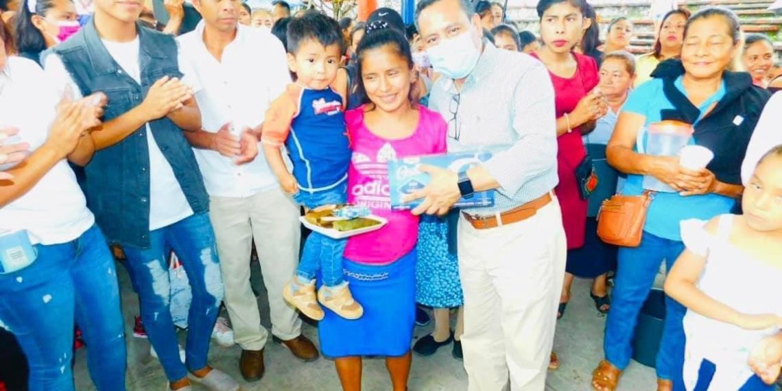 El H. Ayuntamiento Municipal de Unión Juárez, festejó a las Mamás del ejido Once de Abril.