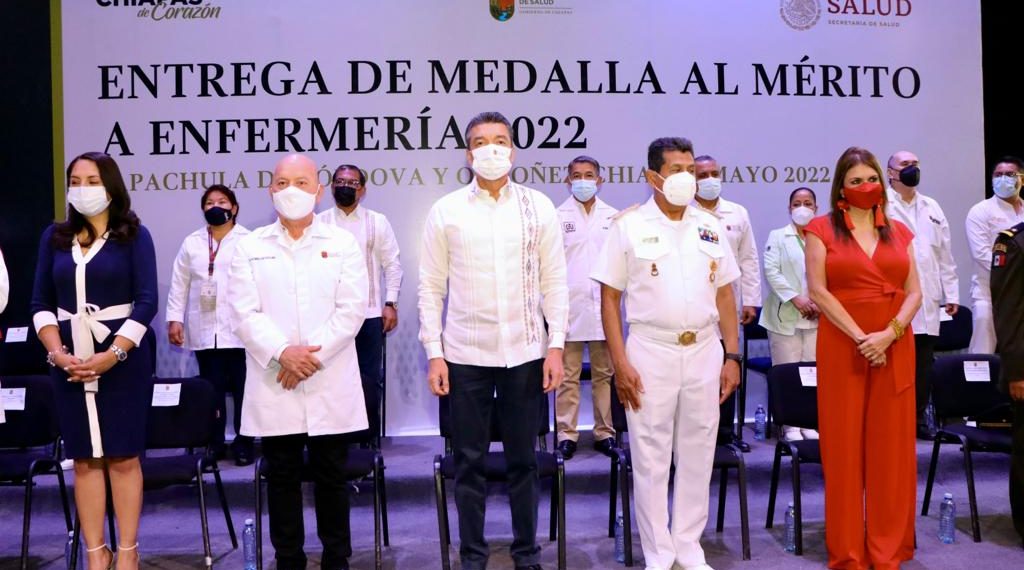 Encabeza Rutilio Escandón ceremonia de entrega de la Medalla al Mérito de Enfermería Chiapas 2022