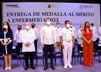 Encabeza Rutilio Escandón ceremonia de entrega de la Medalla al Mérito de Enfermería Chiapas 2022