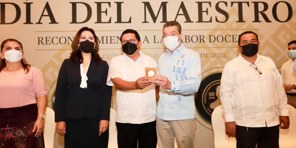 Entrega Rutilio Escandón medallas y reconocimientos a docentes con 30, 40 y 50 años de servicio