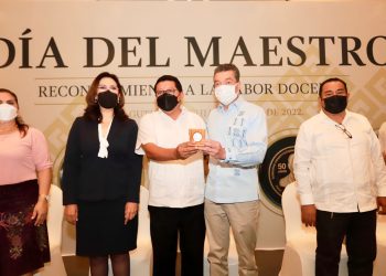 Entrega Rutilio Escandón medallas y reconocimientos a docentes con 30, 40 y 50 años de servicio