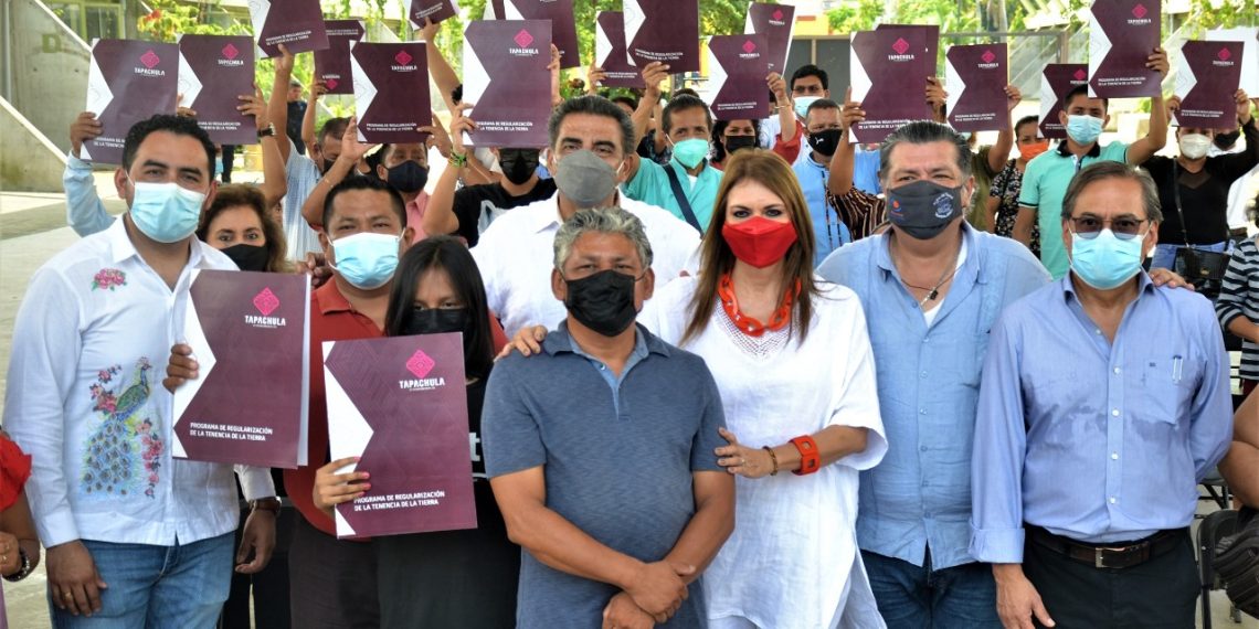 CON ENTREGA DE ESCRITURAS PÚBLICAS DAN CERTEZA JURÍDICA A FAMILIAS DE TAPACHULA