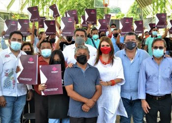 CON ENTREGA DE ESCRITURAS PÚBLICAS DAN CERTEZA JURÍDICA A FAMILIAS DE TAPACHULA