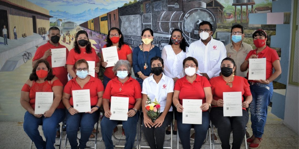 ENTREGAN CONSTANCIAS AL CULMINAR CURSO DE CAPACITACIÓN DE COSTURA BÁSICA