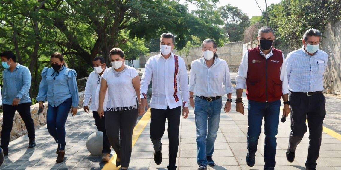 Rutilio Escandón supervisa la obra Vialidad Pacificada en la margen sur del Río Sabinal