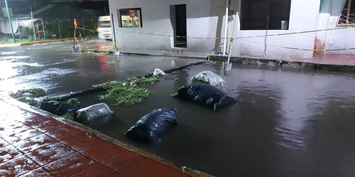 LIMPIAN ALCANTARILLAS DE LA CIUDAD POR TAPONAMIENTOS DE BASURA