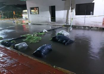 LIMPIAN ALCANTARILLAS DE LA CIUDAD POR TAPONAMIENTOS DE BASURA