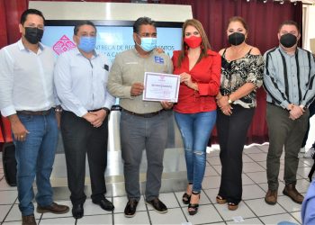 ROSY URBINA ENTREGÓ RECONOCIMIENTOS A TRABAJADORES DE SERVICIOS PÚBLICOS