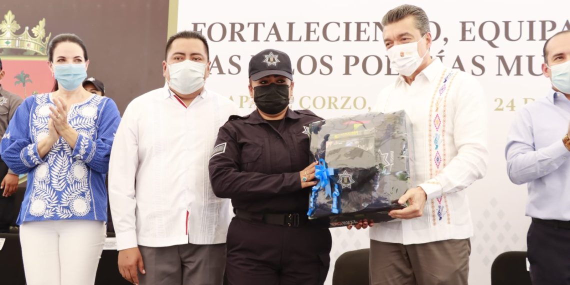 Rutilio Escandón encabeza entrega de patrullas, equipamiento y uniformes a Policía de Chiapa de Corzo