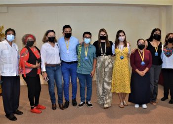 PREMIA ROSY URBINA A GANADORES DEL CONCURSO “TE CUENTO UN CUENTO”