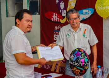 DIF SUCHIATE E ICHEJA ENTREGAN CERTIFICADOS DE PRIMARIA Y SECUNDARIA.
