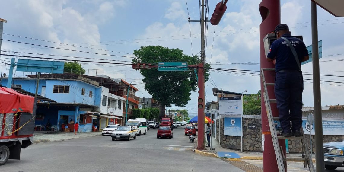 Tránsito y vialidad municipal de #Tapachula, realizan mantenimiento a los semáforo ya que por las temporada de las lluvias han sufrido daños.