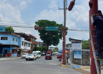 Tránsito y vialidad municipal de #Tapachula, realizan mantenimiento a los semáforo ya que por las temporada de las lluvias han sufrido daños.