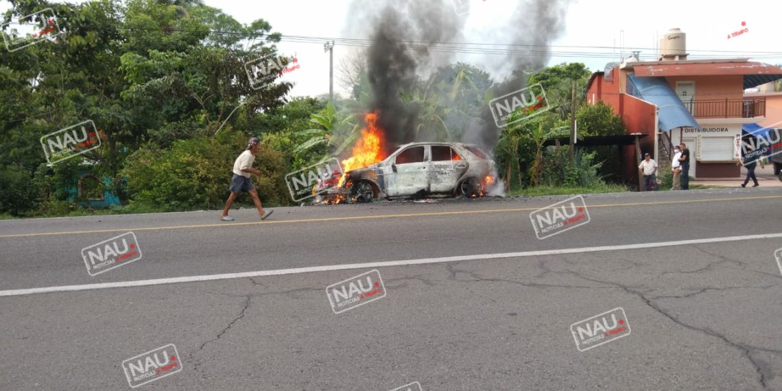 Una lujosa camioneta Mercedes Benz de color negro quedó reducida a cenizas.