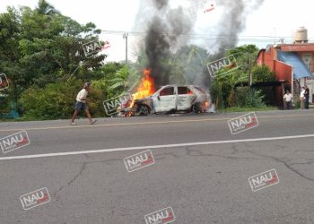 Una lujosa camioneta Mercedes Benz de color negro quedó reducida a cenizas.