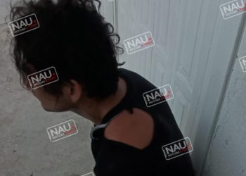 Golpea a su propia madre.