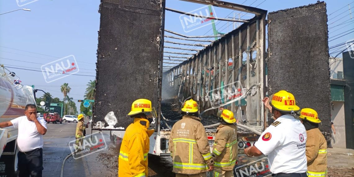 Se incendia camión cargado con 70 colchones.