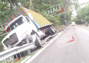 Abandonan camión torton accidentado en Escuintla.