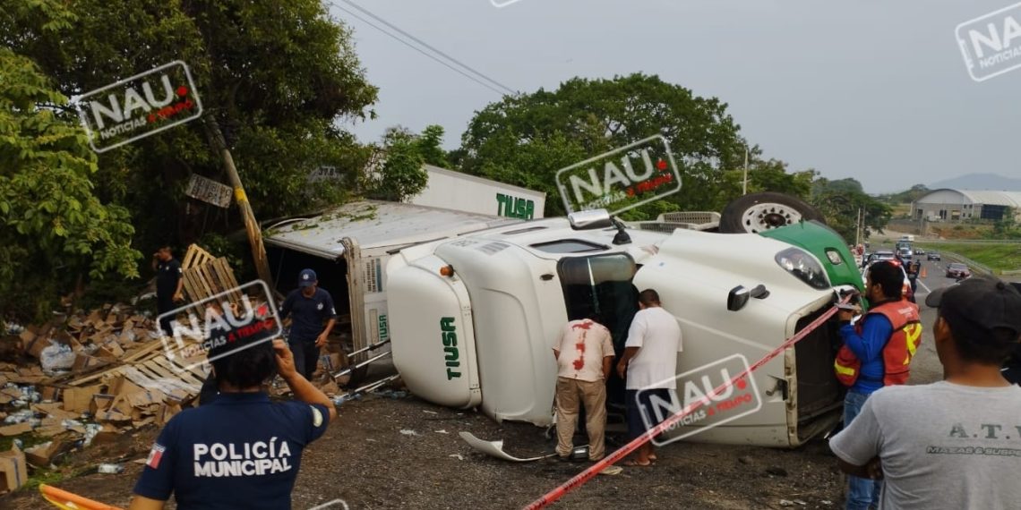 Vuelca tráiler en HUIXTLA.