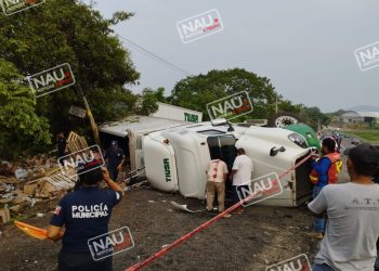 Vuelca tráiler en HUIXTLA.