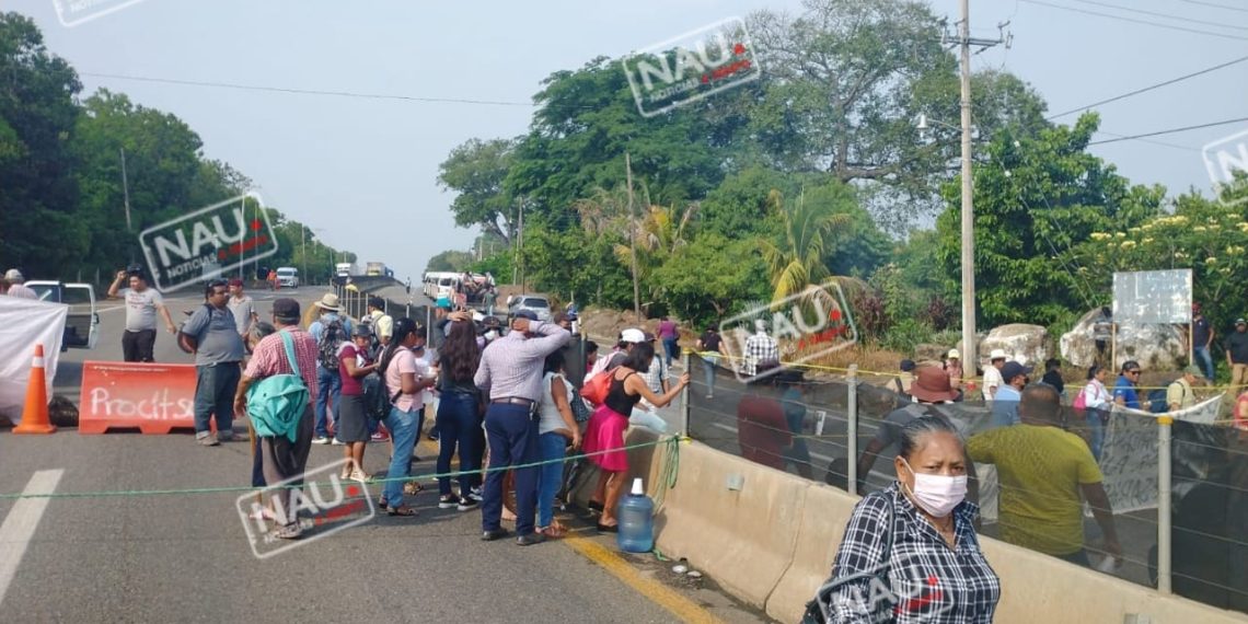 Desde las 10 se mantiene bloqueada la carretera costera.